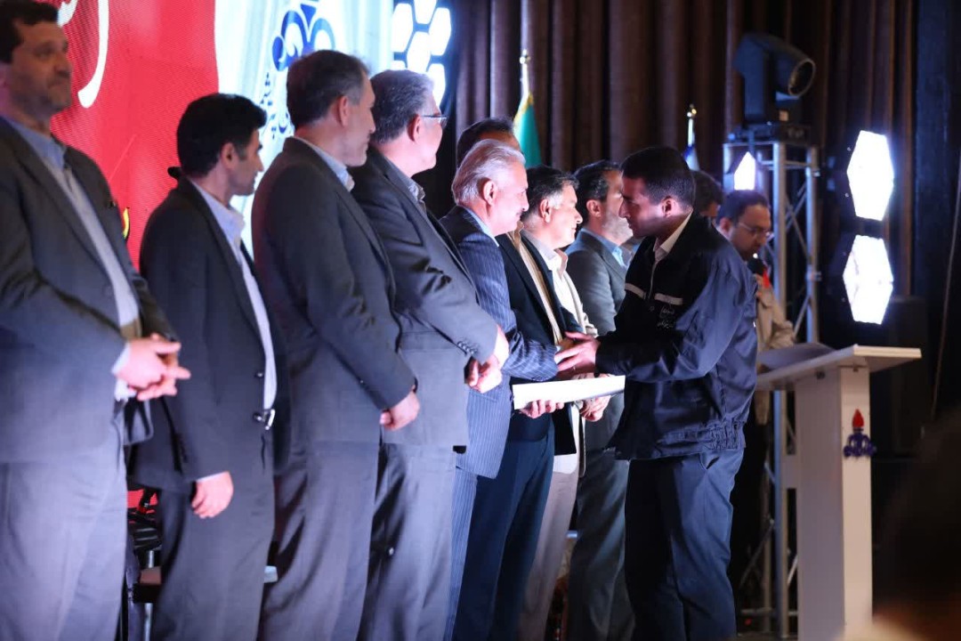 پتروشیمی کارون به عنوان HSE برتر شرکتهای پتروشیمی منطقه معرفی شد پتروشیمی کارون به عنوان HSE برتر شرکتهای پتروشیمی منطقه معرفی شد